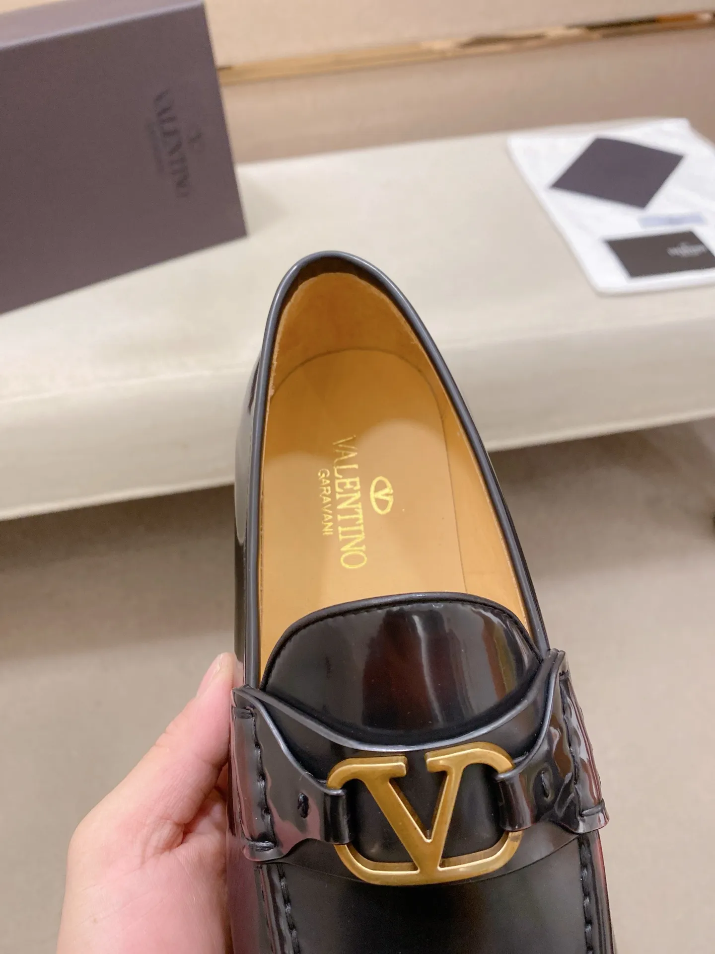 Factory price: 700💰Valentino's new men's V logo micro-label business casual loafers. These Derby loafers are made of imported cowhide leather. They are light in texture and cool in style. The uppers are decorated with brand logo buckles, highlighting the big-brand style! The lines reveal novel urban trends. The toe is round and full, and the rubber foam sole and triple protruding leather welt complement each other. It is extremely fashionable and charming, with dyed calfskin lining, genuine leather feet, and standard logo decoration. It is simple yet elegant. It has a classic European and American loose style and is extremely comfortable on the feet. Size: 39-44 (38.45. Customized)